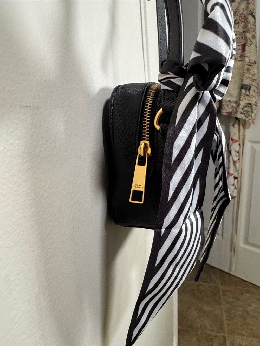Marc Jacobs Black Crossbody Dog Lover Bundle + Vera Bradley Wallet - Picture 5 of 10